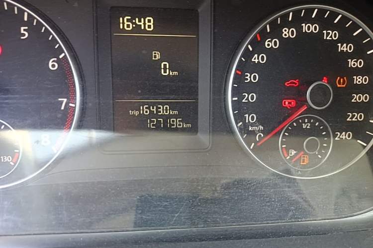 Used Volkswagen Touran 2013 1.4T Manual Fashion Edition 5 Seats Odometer Close Up