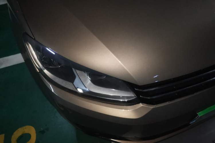 Used Volkswagen Touran 2013 1.4T Manual Fashion Edition 5 Seats Right Front Headlight