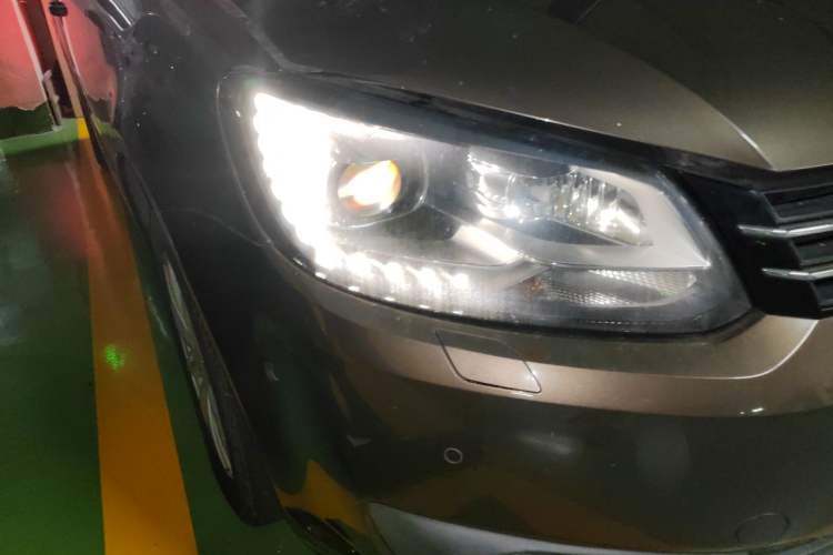 Used Volkswagen Touran 2013 1.4T DSG Crystal Edition 5-Seater Right Front Headlight