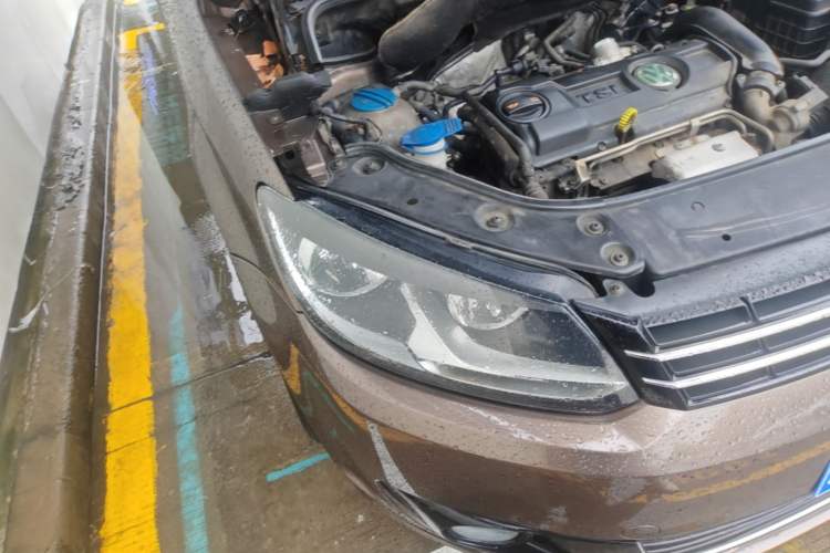 Used Volkswagen Touran 2013 1.4T DSG Comfort Edition 5-Seater Right Front Headlight