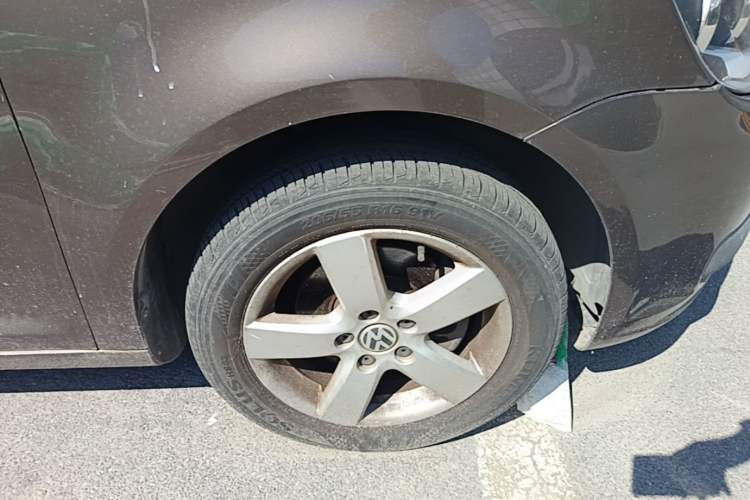 Used Volkswagen Touran 2013 1.4T Manual Fashion Edition 5 Seats Right Front Wheel Hub