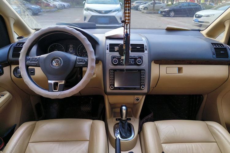 Used Volkswagen Touran 2013 1.4T DSG Crystal Edition 5-Seater Center Console