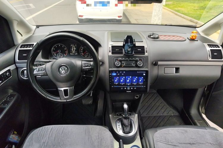 Used Volkswagen Touran 2013 1.4T DSG Smart Edition 5-seater Center Console