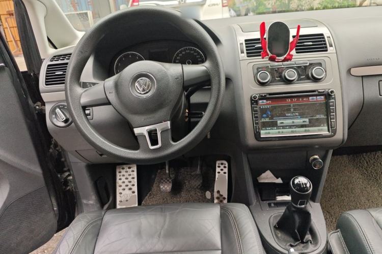 Used Volkswagen Touran 2013 1.4T Manual Comfort Edition 5-Seater Center Console