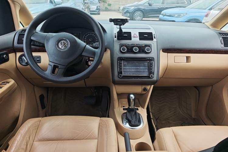 Used Volkswagen Touran 2013 1.4T DSG Comfort Edition 5-Seater Center Console