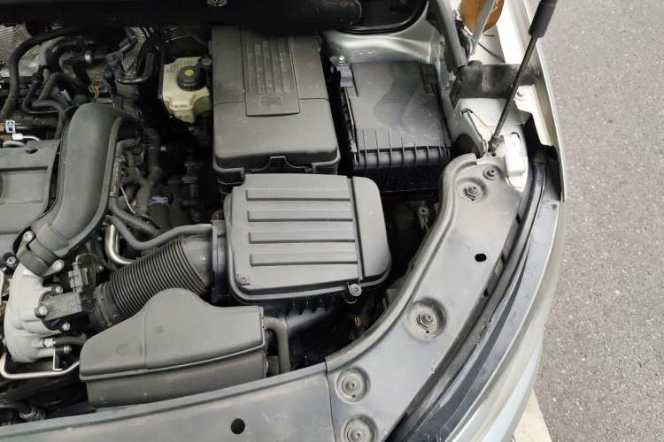 Used Volkswagen Touran 2013 1.4T DSG Smart Edition 5-seater Engine Bay Left
