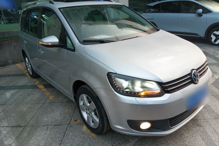 Used Volkswagen Touran 2013 1.4T DSG Comfort Edition 5-Seater Front Right 45 Deg