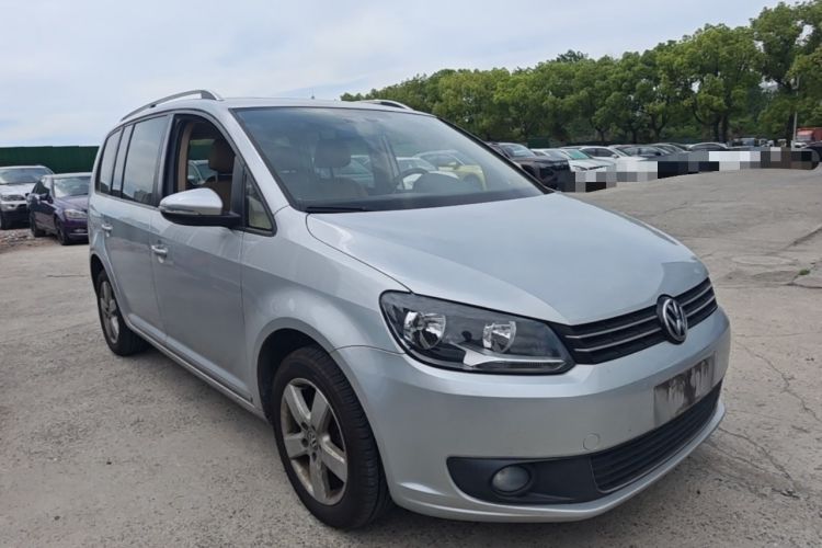 Used Volkswagen Touran 2013 1.4T DSG Comfort Edition 5-Seater Front Right 45 Deg
