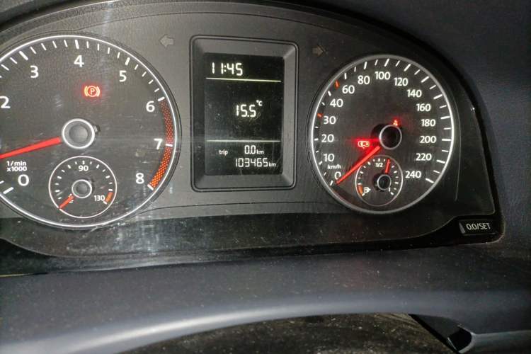 Used Volkswagen Touran 2013 1.4T Manual Fashion Edition 5 Seats Odometer Close Up