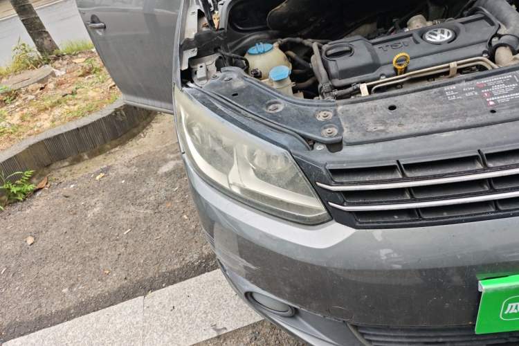 Used Volkswagen Touran 2013 1.4T Manual Comfort Edition 5-Seater Right Front Headlight