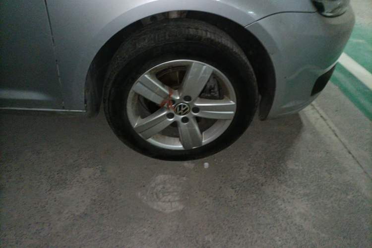 Used Volkswagen Touran 2013 1.4T Manual Fashion Edition 5 Seats Right Front Wheel Hub