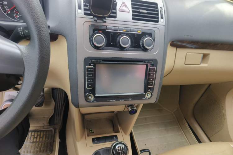 Used Volkswagen Touran 2013 1.4T Manual Comfort Edition 5-Seater Audio And AC Panel