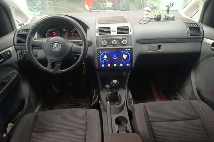 Used Volkswagen Touran 2013 1.4T Manual Fashion Edition 5 Seats Center Console