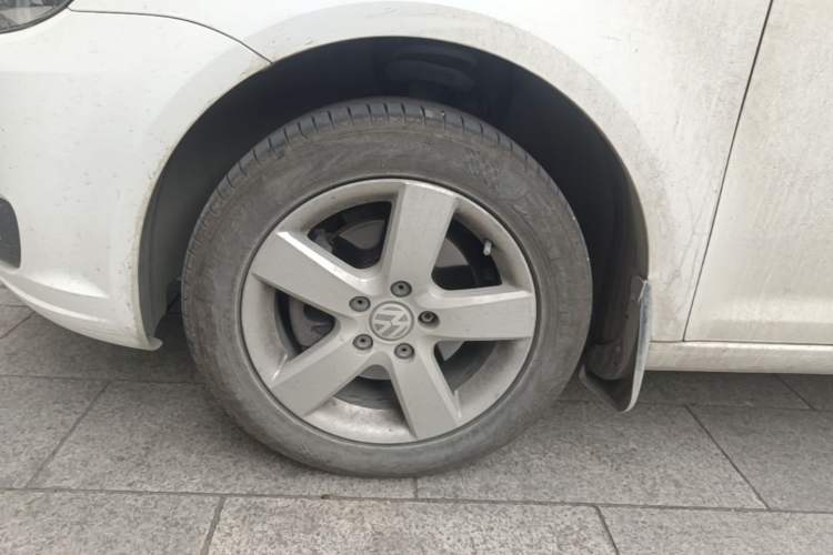 Used Volkswagen Touran 2013 1.4T Manual Fashion Edition 5 Seats Left Front Wheel Hub
