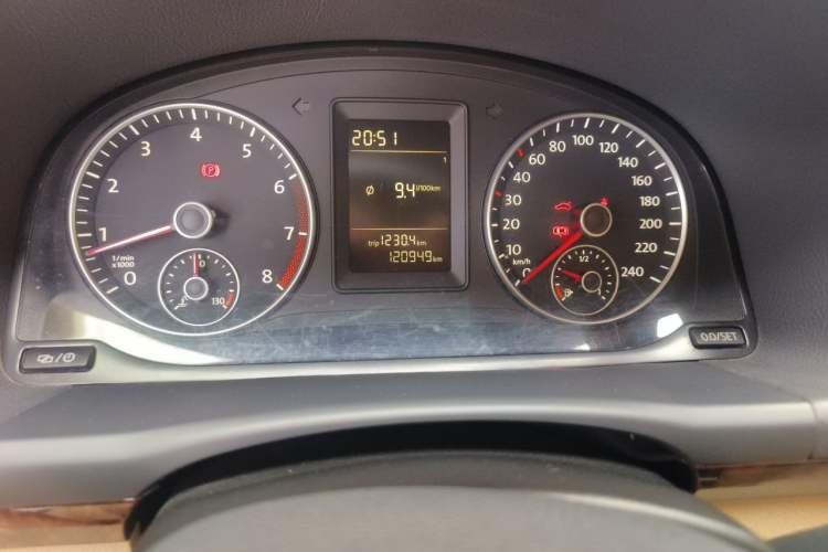 Used Volkswagen Touran 2013 1.4T Manual Comfort Edition 5-Seater Odometer Close Up