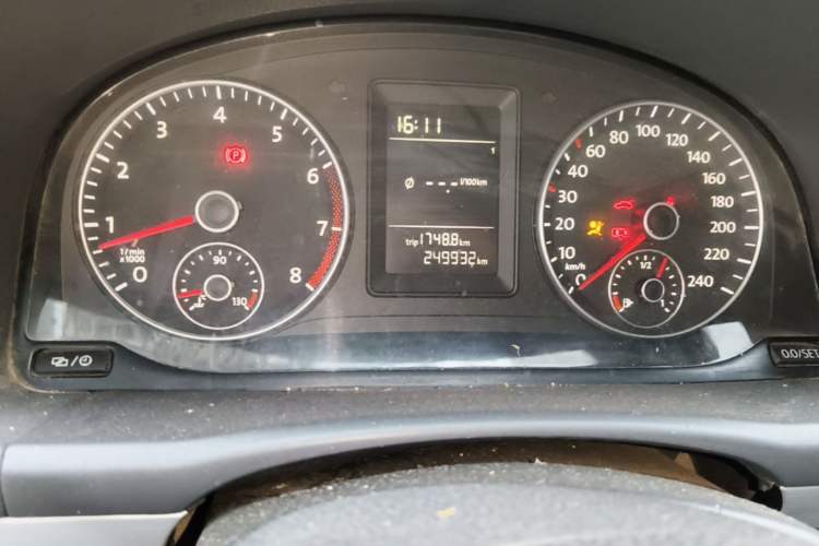 Used Volkswagen Touran 2013 1.4T Manual Fashion Edition 5 Seats Odometer Close Up