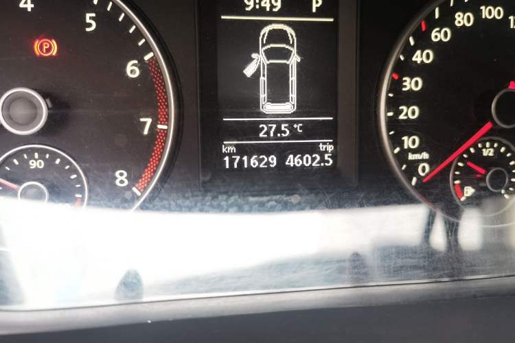 Used Volkswagen Touran 2013 1.4T DSG Crystal Edition 5-Seater Odometer Close Up