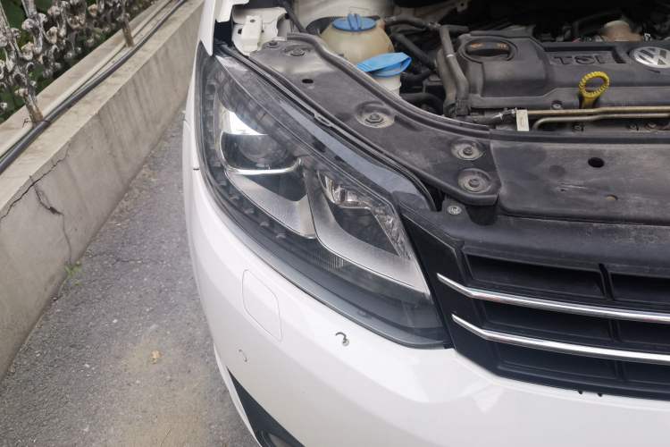 Used Volkswagen Touran 2013 1.4T DSG Crystal Edition 5-Seater Right Front Headlight
