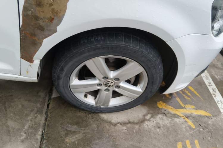 Used Volkswagen Touran 2013 1.4T Manual Fashion Edition 5 Seats Right Front Wheel Hub