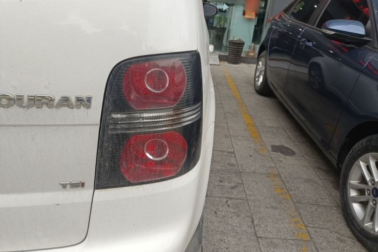 Used Volkswagen Touran 2013 1.4T Manual Fashion Edition 5 Seats Right Rear Taillight