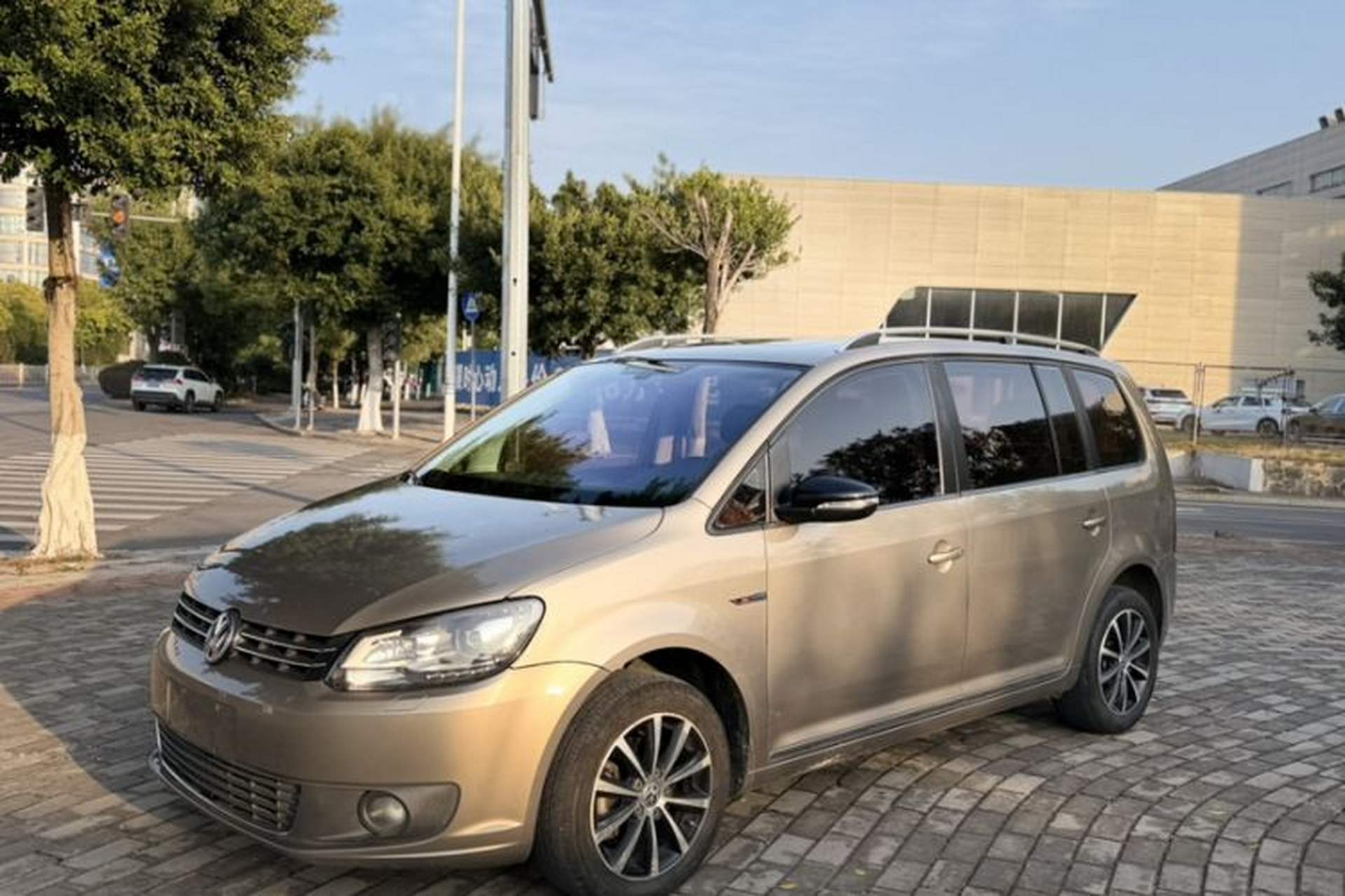 Used Volkswagen Touran 2014 1.4T DSG 30th Anniversary Edition Front Left 45 Deg