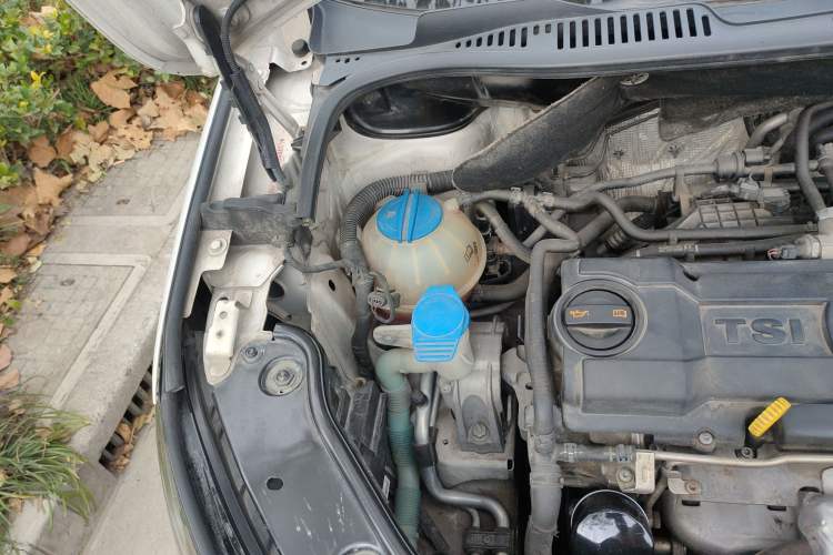 Used Volkswagen Touran 2014 1.4T DSG 30th Anniversary Edition Engine Bay Right