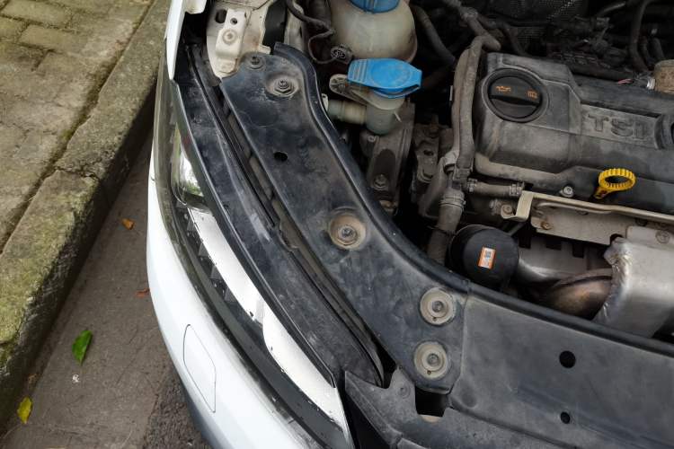Used Volkswagen Touran 2014 1.4T DSG 30th Anniversary Edition Engine Bay Right