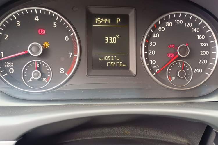 Used Volkswagen Touran 2014 1.4T DSG 30th Anniversary Edition Odometer Close Up