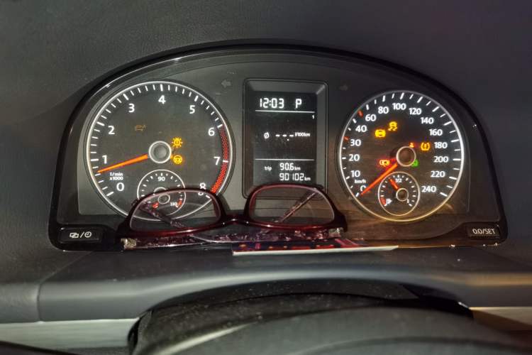 Used Volkswagen Touran 2014 1.4T DSG 30th Anniversary Edition Odometer Close Up