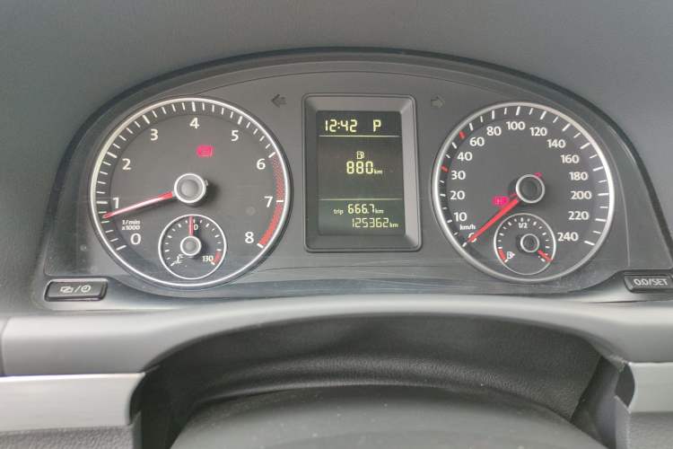 Used Volkswagen Touran 2014 1.4T DSG 30th Anniversary Edition Odometer Close Up