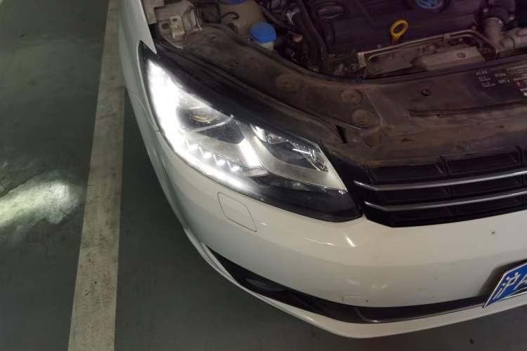 Used Volkswagen Touran 2014 1.4T DSG 30th Anniversary Edition Right Front Headlight