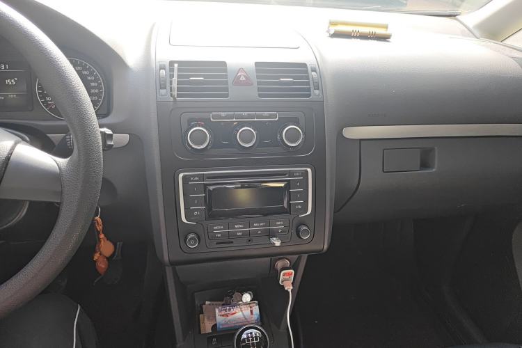 Used Volkswagen Touran 2015 1.4T Manual Fashion Edition 5-Seater Audio And AC Panel