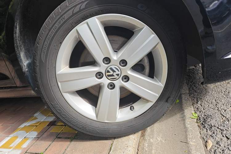 Used Volkswagen Touran 2015 1.4T Manual Fashion Edition 5-Seater Exterior 1