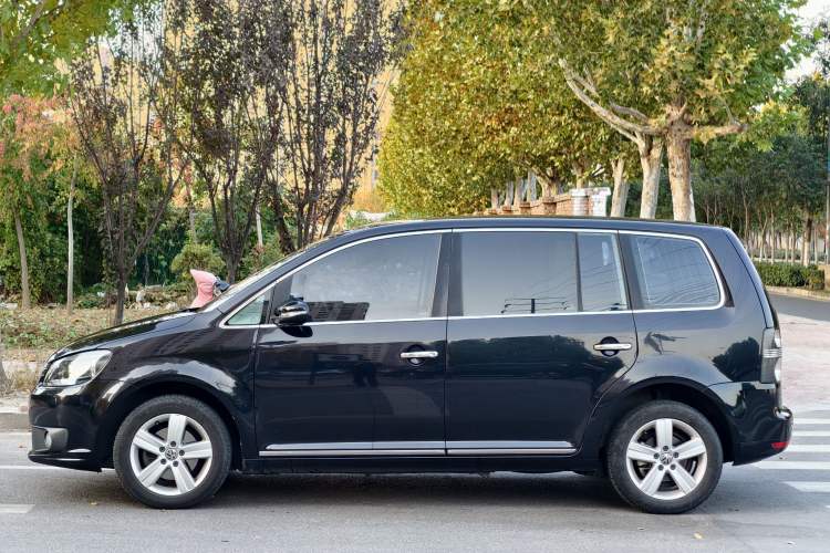 Used Volkswagen Touran 2015 1.4T Manual Fashion Edition 5-Seater Exterior 4