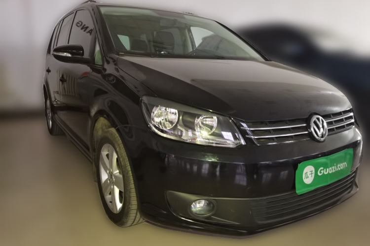 Used Volkswagen Touran 2015 1.4T Manual Fashion Edition 5-Seater Front Right 45 Deg