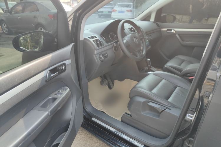 Used Volkswagen Touran 2015 1.4T DSG Comfort Edition 5 Seats Interior 3