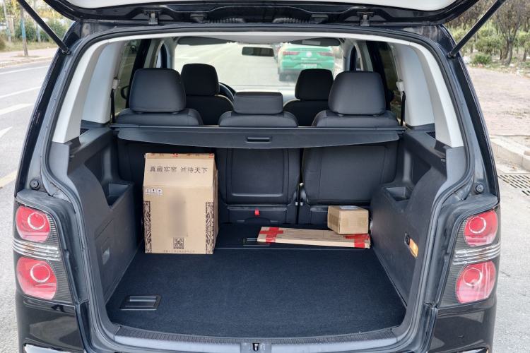 Used Volkswagen Touran 2015 1.4T Manual Fashion Edition 5-Seater Interior 6