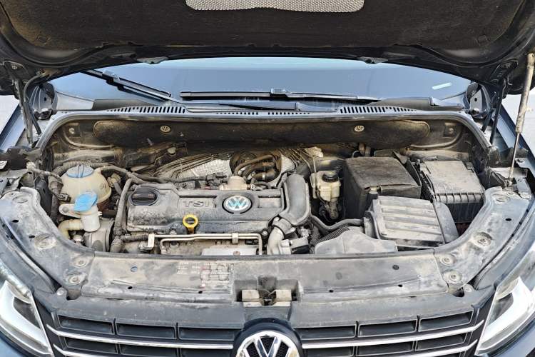 Used Volkswagen Touran 2015 1.4T Manual Fashion Edition 5-Seater Interior 8