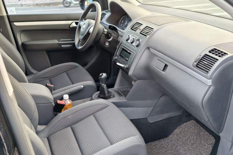 Used Volkswagen Touran 2015 1.4T Manual Fashion Edition 5-Seater Interior 9