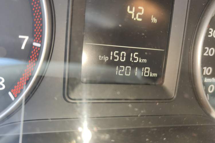 Used Volkswagen Touran 2015 1.4T DSG Comfort Edition 5 Seats Odometer Close Up