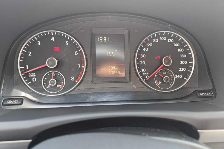 Used Volkswagen Touran 2015 1.4T Manual Fashion Edition 5-Seater Odometer Close Up