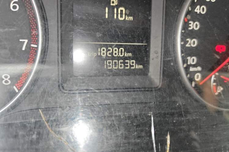 Used Volkswagen Touran 2015 1.4T DSG Comfort Edition 5 Seats Odometer Close Up