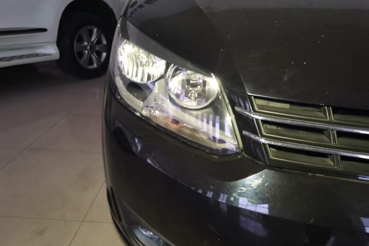 Used Volkswagen Touran 2015 1.4T Manual Fashion Edition 5-Seater Right Front Headlight