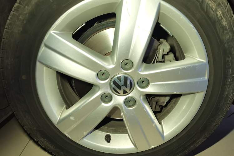 Used Volkswagen Touran 2015 1.4T Manual Fashion Edition 5-Seater Right Front Wheel Hub