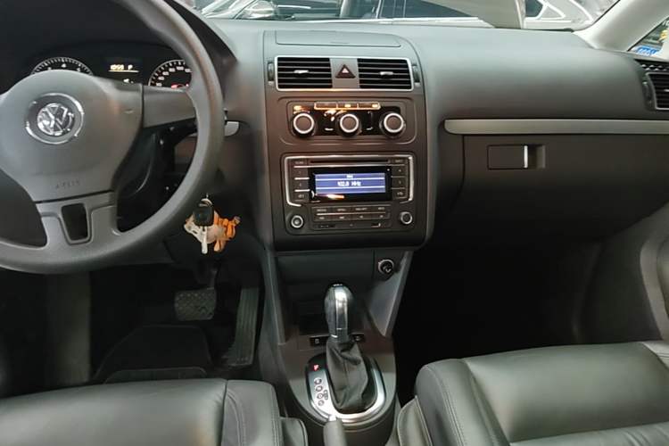 Used Volkswagen Touran 2015 1.4T DSG Comfort Edition 5 Seats Audio And AC Panel
