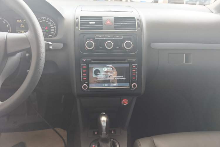 Used Volkswagen Touran 2015 1.4T DSG Comfort Edition 5 Seats Audio And AC Panel