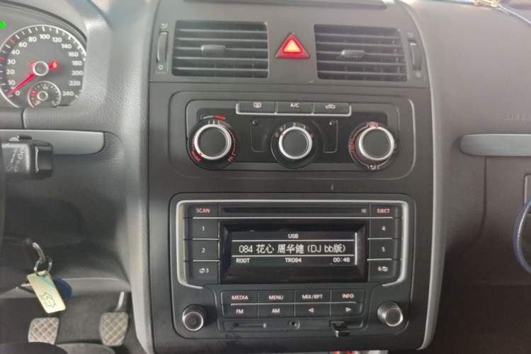 Used Volkswagen Touran 2015 1.4T Manual Fashion Edition 5-Seater Audio And AC Panel