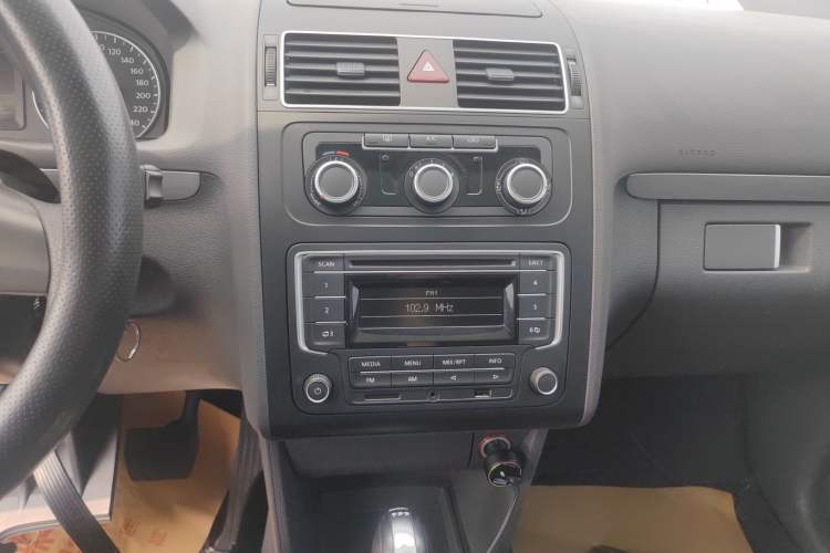 Used Volkswagen Touran 2015 1.4T DSG Comfort Edition 5 Seats Audio And AC Panel