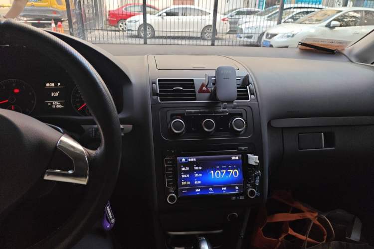 Used Volkswagen Touran 2015 1.4T DSG Comfort Edition 5 Seats Audio And AC Panel