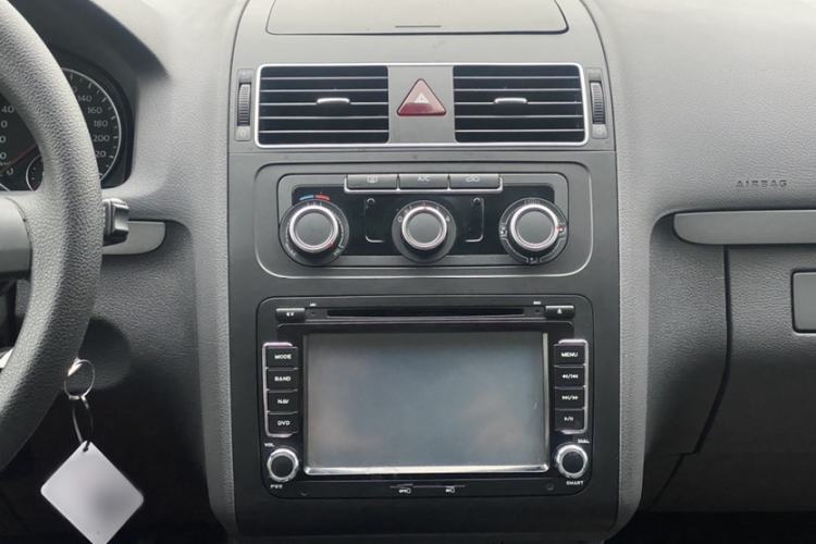 Used Volkswagen Touran 2015 1.4T Manual Comfort Edition 5-Seater Audio And AC Panel